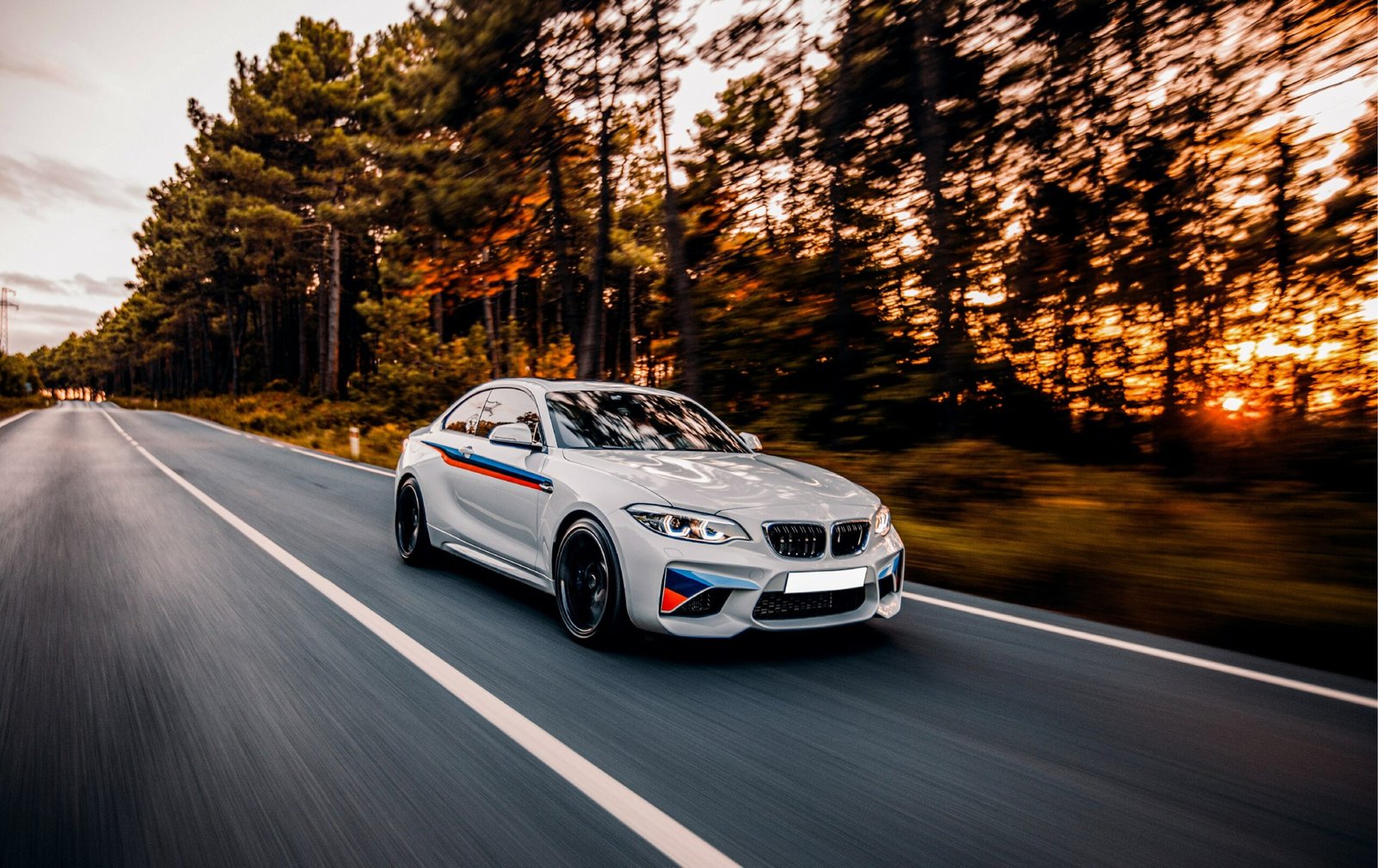 Coche deportivo circulando por carretera